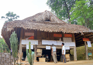 Xóm Thấu, xã Lạc Sỹ (Yên Thuỷ) còn lưu giữ được nhiều ngôi nhà sàn truyền thống của người Mường.